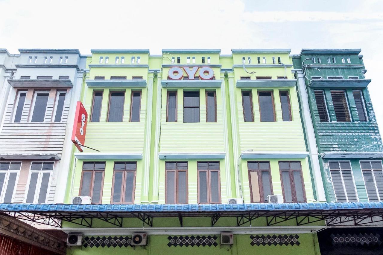 Oyo 723 Penginapan Nia Mandiri Syariah Medan Exterior foto