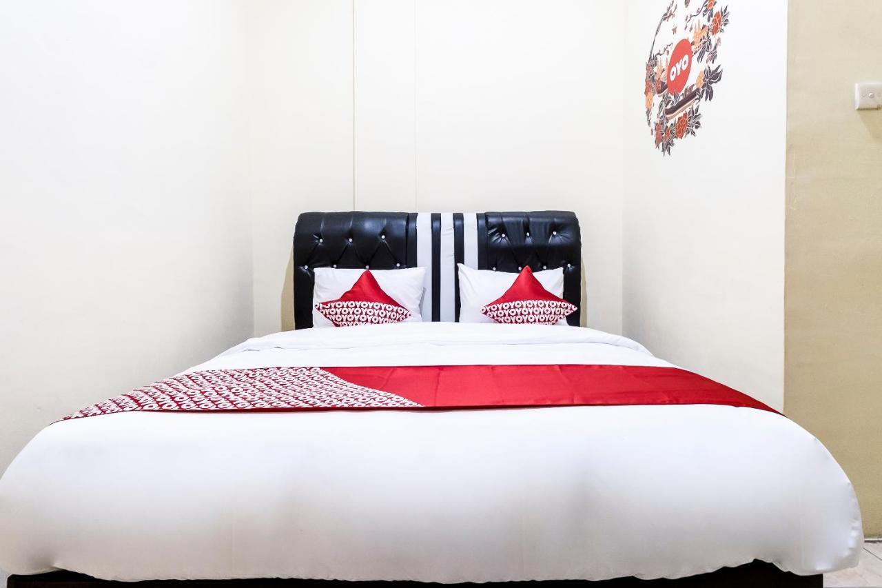 Oyo 723 Penginapan Nia Mandiri Syariah Medan Exterior foto