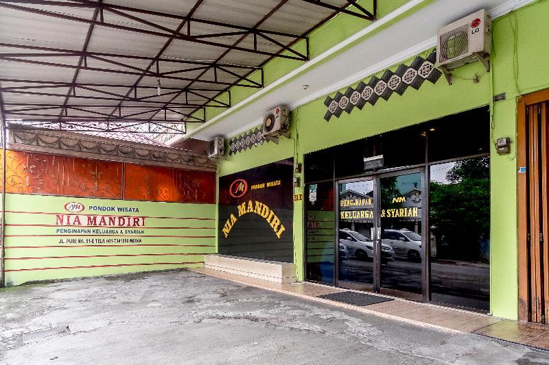 Oyo 723 Penginapan Nia Mandiri Syariah Medan Exterior foto