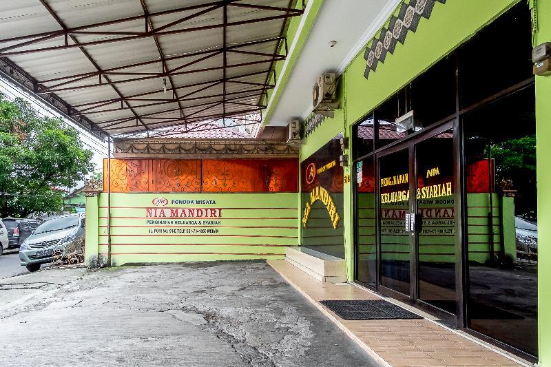 Oyo 723 Penginapan Nia Mandiri Syariah Medan Exterior foto